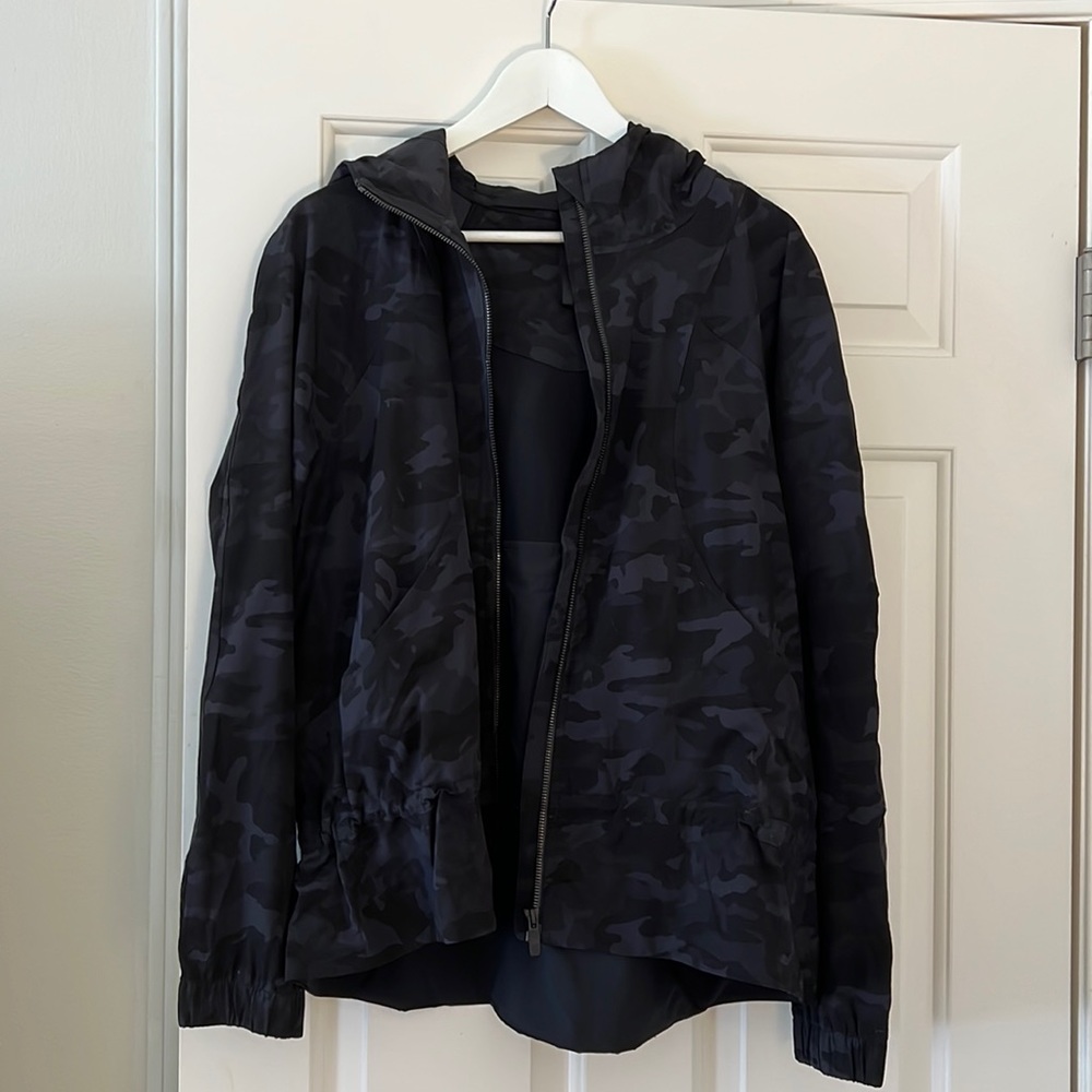 Lululemon Pack It Up jacket, camo, sz 10